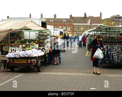 Maket Stände und Shopper am Dienstag Markt zu Kings Lynn, Norfolk, East Anglia, England. Stockfoto