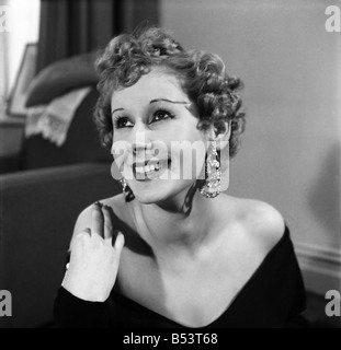 Modell Gaby in einem schwarzem Jersey Material Kleid mit Dekolleté geschnitten. März 1953 D1226 Stockfoto