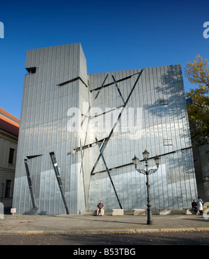 Außenansicht des metallischen Stahlwände Judisches oder Jüdisches Museum, entworfen von Daniel Libeskind in Berlin Deutschland Stockfoto