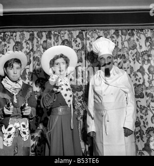 Fancy Dress - Sir Bernard und Lady Docker mit Mrs Royce Turner. Januar 1953 D23 Stockfoto