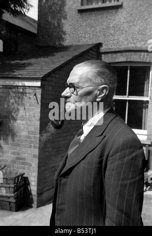 Räuchermann (Mr. Brown) gesehen haben, seine Pfeife rauchen. Juni 1953 D2984 Stockfoto