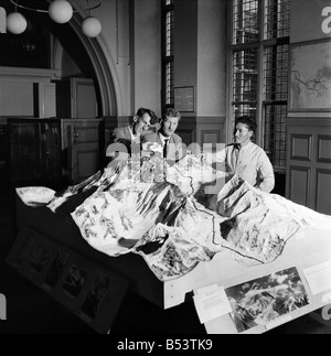 Das Everest Team besuchen eine Pressekonferenz in der Royal Geographical Society, Kensington Gore. Edmund Hillary (links) und Sherpa Stockfoto