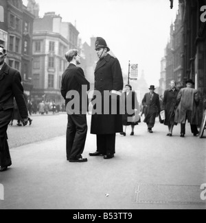 Metropolition Polizei, ist eine einheitliche Constable Richtung durch ein Mitglied der Öffentlichkeit in London gebeten. Februar 1953 D970-001 Stockfoto