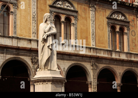 das 19. Jahrhundert Statue des göttlichen Dichters Dante auf Piazza dei Signori in Verona Italien Stockfoto