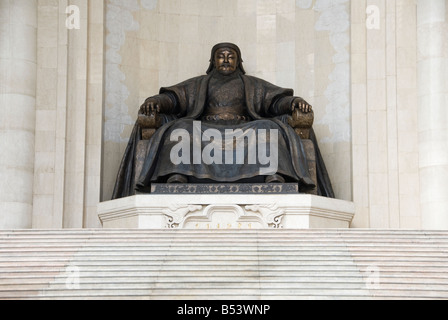 Chinggis Khaan Denkmal am Parlamentsgebäude auf Sukhbaatar Platz Ulaanbaatar, Mongolei Stockfoto