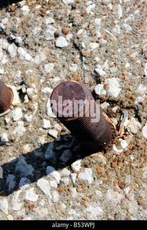 Die Spitze eines rostigen Anker Bolzens in Zement. Stockfoto