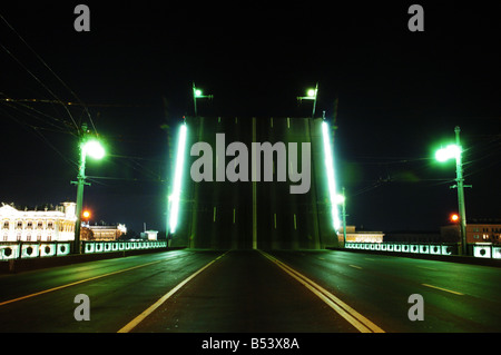 Nachtansicht des erhöhten Brücke in St. Petersburg, Russland Stockfoto