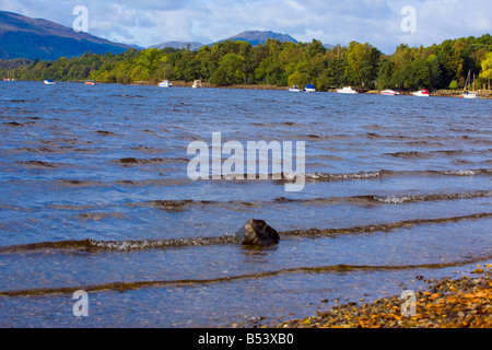 EIN KALTER TAG IM OKTOBER AM LOCH LOMOND Stockfoto