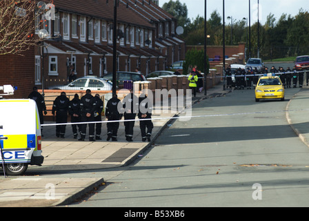 Polizei-Suche Team suchen nach Beweisen auf der Straße in der Nähe einen Mord in Liverpool, England Stockfoto