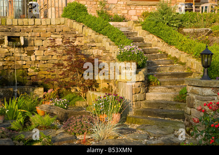 Steinstufen in einem großen Garten Stockfoto