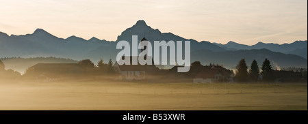 Wallfahrtskirche Maria Hilf in dem kleinen Dorf Speiden mit herbstlichen Morgennebel, Allgäu, Bayern, Deutschland Stockfoto