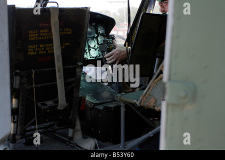 Cargo Bereich Interieur einen Huey Hubschrauber zwischen den sitzen im Cockpit-Bereich suchen, wie Man einen Joystick Steuerung manipuliert. Stockfoto