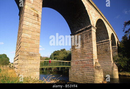 Roxburgh Eisenbahn Viadukt auf der Grenzen Abteien Weg Walker auf Steg Fluß Teviot in der Nähe von Kelso Scottish Grenzen UK Stockfoto