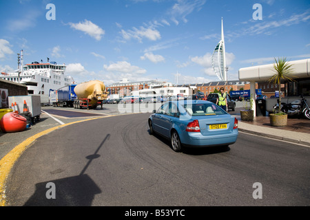 Eingang zur Isle Of Wight ferry terminal in Portsmouth, Hampshire, England. Stockfoto