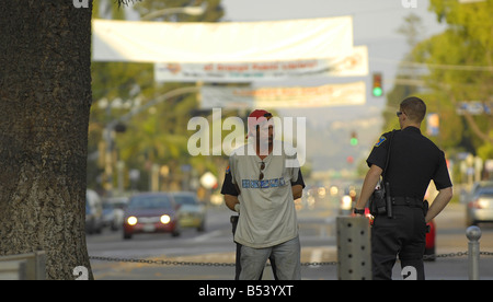 Polizei in der Stadt Orange CA verhaften einen Mann und legte ihm Handschellen Stockfoto