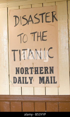Eine alte Zeitung Poster für den Untergang der RMS Titanic in der Nacht vom 14. April 1912 - 15 April 1912 Stockfoto