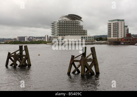 Bucht von Cardiff, Wales, Großbritannien, St. David's Hotel in Zentrum Hintergrund zeigen Stockfoto