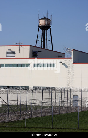 Ein Gefängnis Barrier Fence und Wasserturm Stockfoto