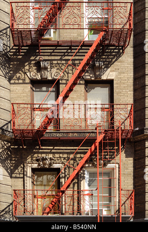 Eine Nachbarschaft Ziegel Wohnung mit New York Charakter von der Straße aus gesehen. Stockfoto