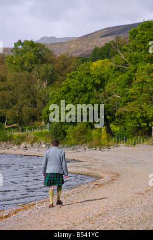 SCHOTTE IM KILT TROTZEN OKTOBERWETTER AM LOCH LOMOND Stockfoto