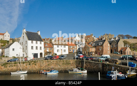 Crail Hafen Fife Schottland an einem sonnigen Herbsttag mit festgemachten Boote Stockfoto