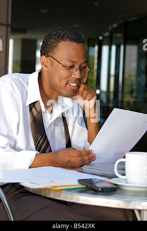Junge Unternehmer arbeitet auf einem Computer im freien Stockfoto