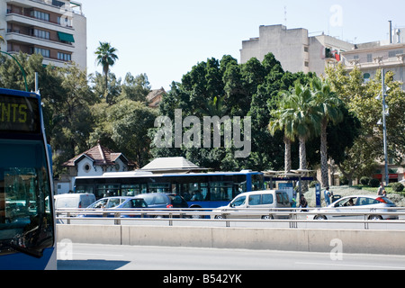 Verkehr, Bäumen und Gebäuden in Plaza de España, Palma Mallorca. Stockfoto