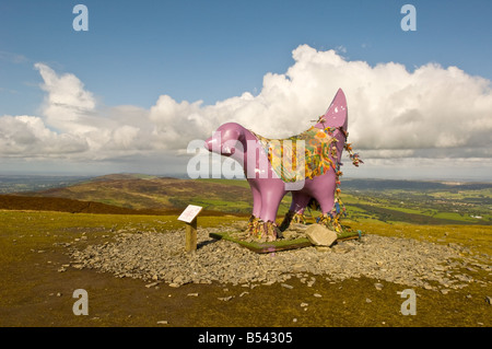 Superlambanana auf dem Gipfel des Moel Famau Stockfoto