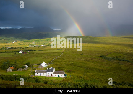 Gewitterwolken und ein Regenbogen über Ardfernal Township Blick nach Westen in Richtung Paps of Jura Stockfoto