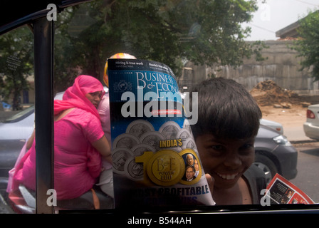 Indianerjunge Zeitschriften im Verkehr Marmeladen in Neu-Delhi zu verkaufen. Stockfoto