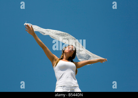 Modell hält Coth im warmen wind Stockfoto