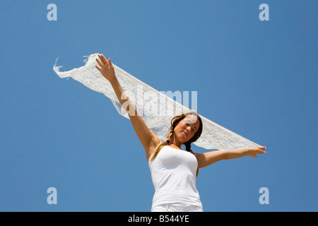 Modell hält Coth im warmen wind Stockfoto