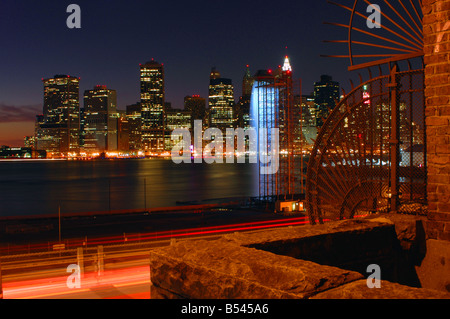 Olafur Eliasson Kunst im öffentlichen Raum Wasserfall im East River Manhattan in der Nähe von Brooklyn Höhe vom 26. Juni bis Oktober 2008 Stockfoto