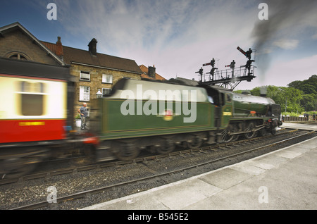 Dampfzug herausziehen Grosmont Station auf die North York Moors Railway Grosmont North Yorkshire UK Stockfoto