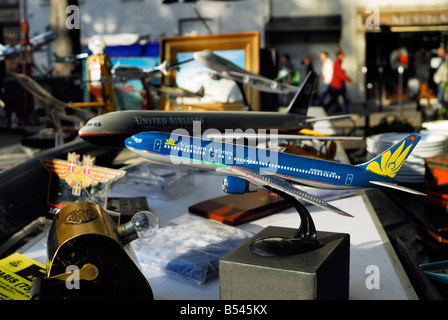 Paris Frankreich, Shopping Garage Verkauf, Nachbarschaft 'Vide Grenier' 'Gebrauchtwaren' Flugzeugmodelle Display Vintage Market Stockfoto