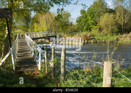 Fußgängerbrücke über Sulhampstead Wehr auf Kennet River in der Nähe von Reading Berkshire Uk Stockfoto