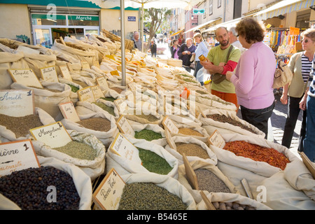 Eine Vielzahl von Kräutern und Gewürzen wird angeboten auf einem Bauernmarkt in Sainte-Maxime an der Cote d ' Azur / Provence Stockfoto