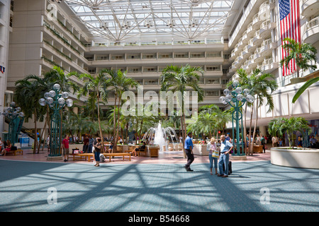 Reisende warten Ankünfte und Abfahrten im Orlando International Flughafen terminal Stockfoto