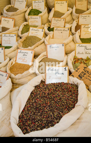 Eine Vielzahl von Gewürzen (Pfefferkörner im Vordergrund) wird an einen Bauernmarkt in Sainte-Maxime an der Cote d ' Azur angeboten Stockfoto