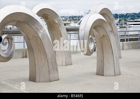 Lachs-Wellen-Skulptur am Hiran M. Chittenden Locks oder Ballard Locks in Salmon Bay nördlich von Seattle Washington Stockfoto