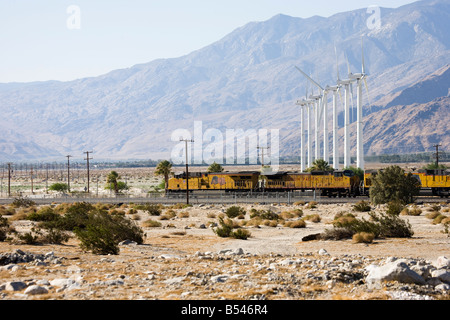 Union Pacific Eisenbahn vor Windenergieanlagen, Windräder in Kalifornien, USA Stockfoto