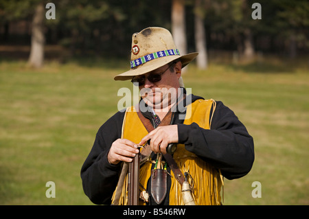 Mann trägt Trapper-Kostüm zeigt schwarzes Puder Gewehr auf Steam Engine Show bei Westwold, "British Columbia", Canada Stockfoto