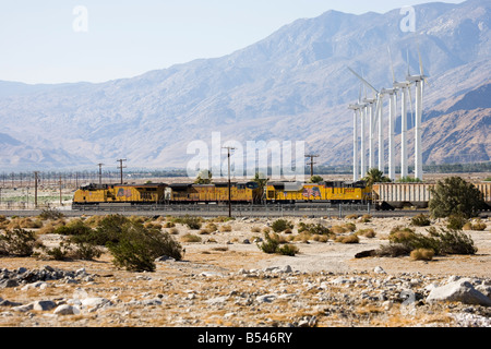 Union Pacific Eisenbahn vor Windenergieanlagen, Windräder in Kalifornien, USA Stockfoto