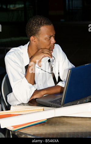 Junge Unternehmer arbeitet auf einem Computer im freien Stockfoto