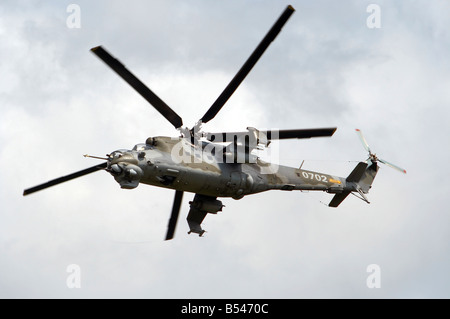 Schuss von fliegenden Kampfhubschrauber - Streitkräfte - Aircraft Bewaffnung - Modell der Hubschrauber mi24 - mi35 Stockfoto