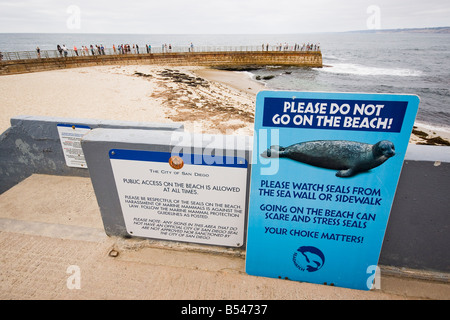 Zwei einander gegenüberstehenden Zeichen über die Seehunde bewohnen den öffentlichen Strand in La Jolla. Stockfoto