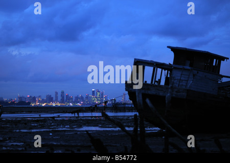 Pier-Szene mit Singapur Belakang Padang Riau Inseln Indonesien Stockfoto