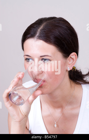 Frau-Trinkwasser Stockfoto