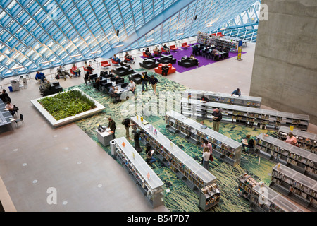 Innenraum der Seattle Public Library-Lobby in der Innenstadt von Seattle, Washington Stockfoto