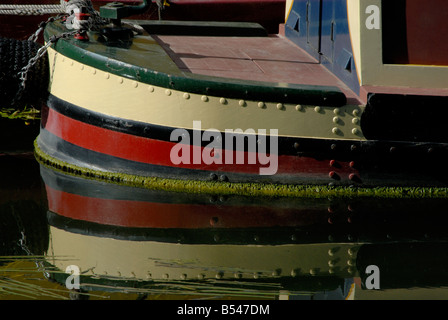 Genieteten Stern und Deichsel von einem traditionellen Narrowboat spiegelt sich in Slough Arm des Grand Union Canal, Iver, London Stockfoto